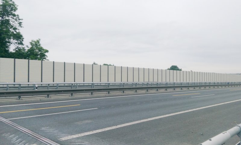 SOKP 512 Vestec - plastová absorpční protihluková stěna